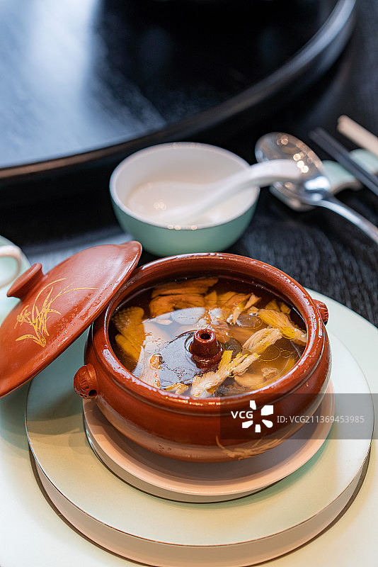 云南传统美食野生菌汽锅鸡图片素材