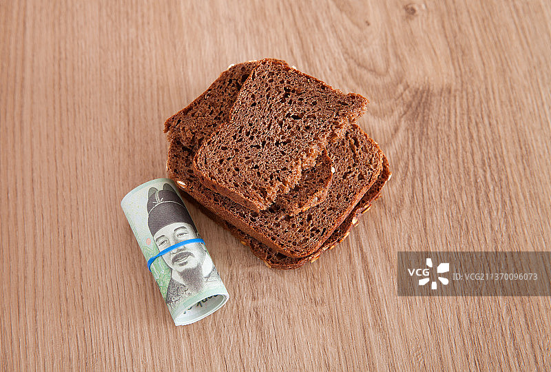 一卷韩元钞票和黑面包图片素材