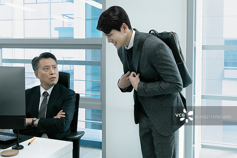 经营理念亚洲韩国男女老幼两男，不同年代男老板和员工的理念，用动作图片素材