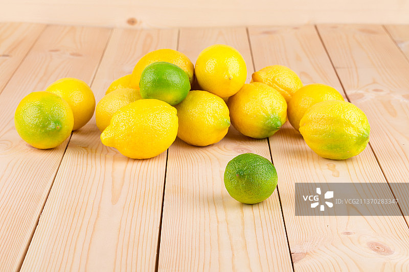 柑橘水果在木制背景，高角度的柠檬在桌子上，摩尔多瓦图片素材