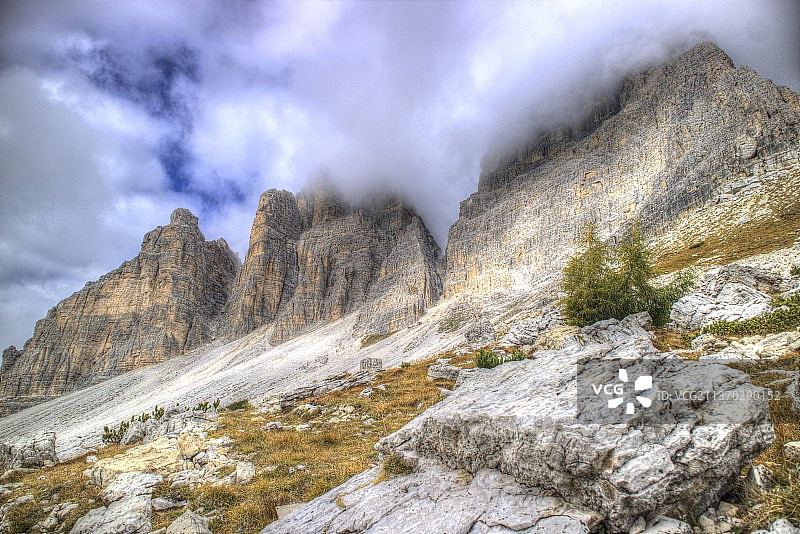 意大利拉瓦雷多的三座山峰图片素材