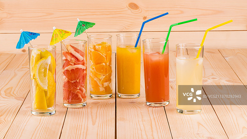 摩尔多瓦，柑橘类水果和果汁，桌子上饮料的特写图片素材