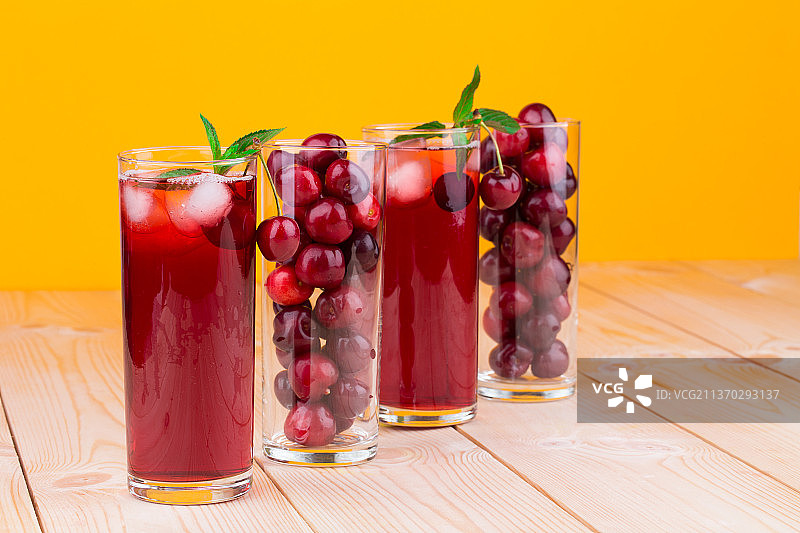 摩尔多瓦，樱桃和果汁，桌子上饮料的特写图片素材