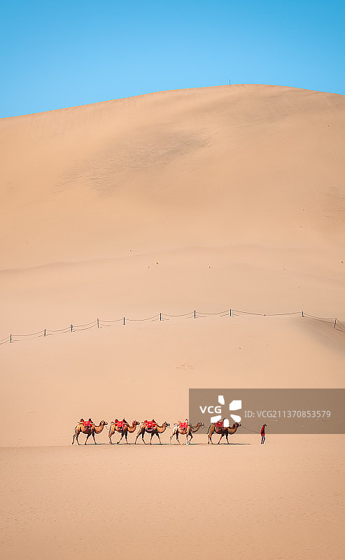 甘肃敦煌鸣沙山月牙泉沙漠自然风光旅游景区图片素材