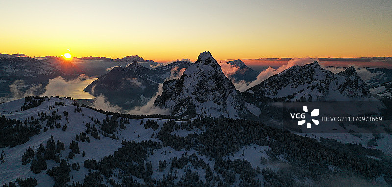 燃烧的日落II，日落时雪山映衬天空的风景图片素材