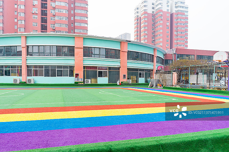中国学校操场拍摄主题，彩虹色的塑胶跑道，户外无人图像摄影图片素材
