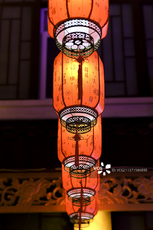 中国红色古典灯笼成一排图片素材