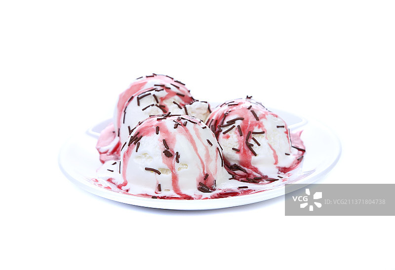 盘子里的冰淇淋，白色背景下盘子里甜点的特写，摩尔多瓦图片素材