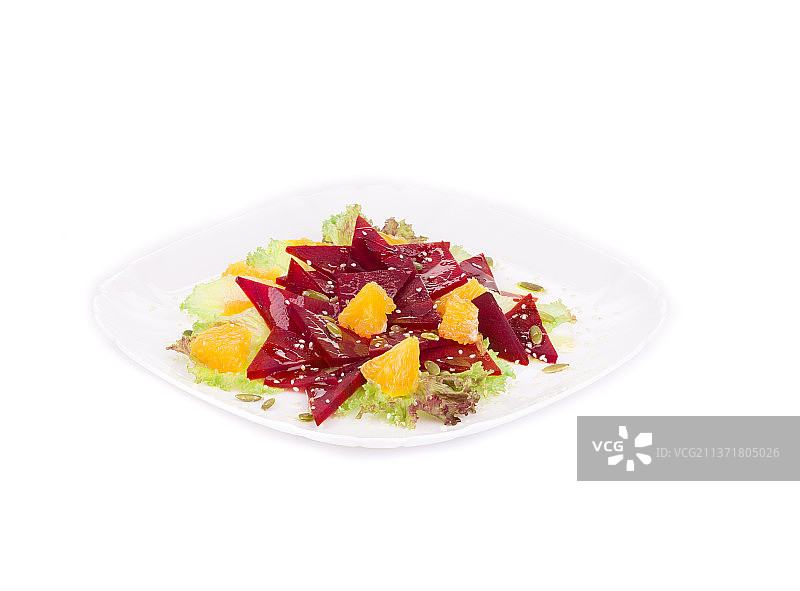 甜菜沙拉与橘子和种子，在白色背景下盘子食物的特写，摩尔多瓦图片素材