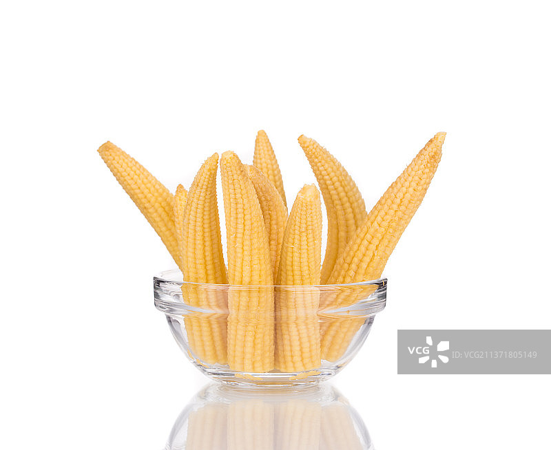 玻璃碗腌小玉米，白色背景下容器中的食物特写，摩尔多瓦图片素材