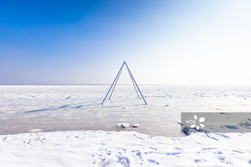 蓝天下结冰的海面图片素材