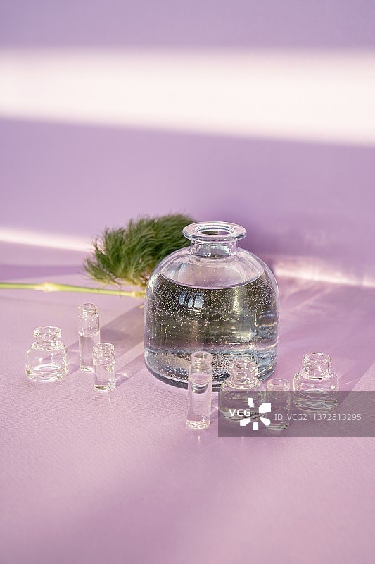 美丽的抽象背景与玻璃容器上的紫色图片素材