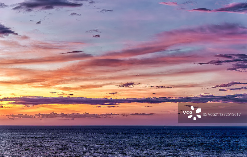马来西亚槟城丹戎Bungah，日落时分，大海映衬着壮观的天空图片素材