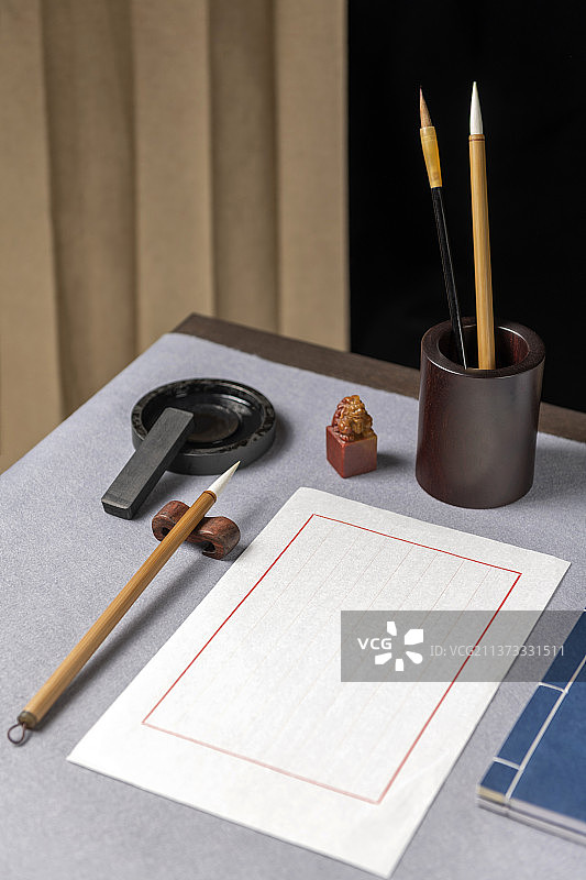 文房四宝笔墨纸砚摆放在书桌深色调中国风图片素材