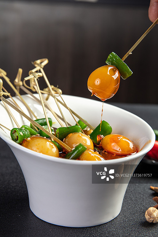 红油辣子鹌鹑蛋青椒串图片素材