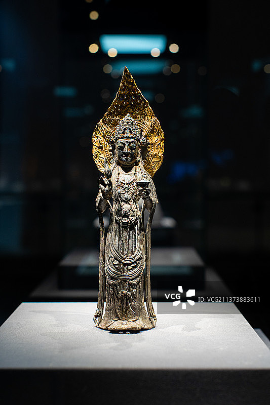 云南省博博物馆的古代文物宋代大理国金头光银扬枝观音立像图片素材