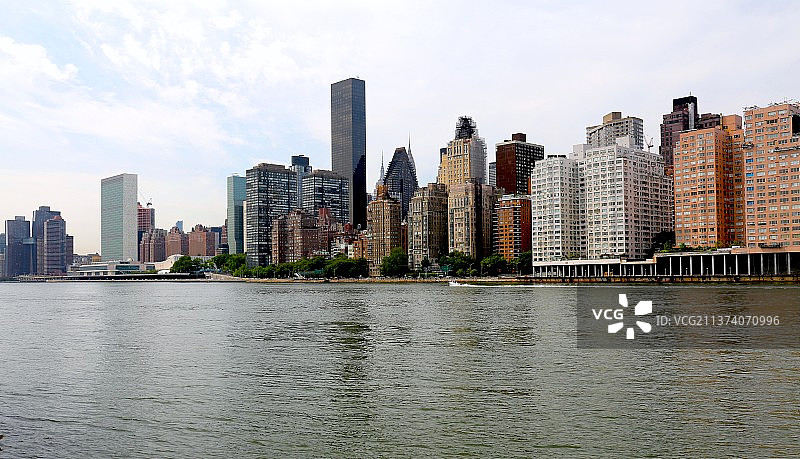 纽约，从罗斯福岛隔东河看曼哈顿图片素材