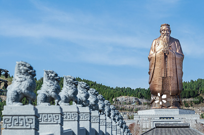 中国国内著名旅游景点摄影主题，山东省济宁市孔子的故乡尼山圣境景区，孔夫子雕塑和石狮子古老石桥图片素材