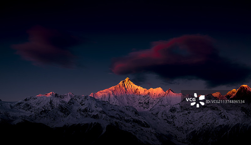 最美雪山—卡瓦格博图片素材