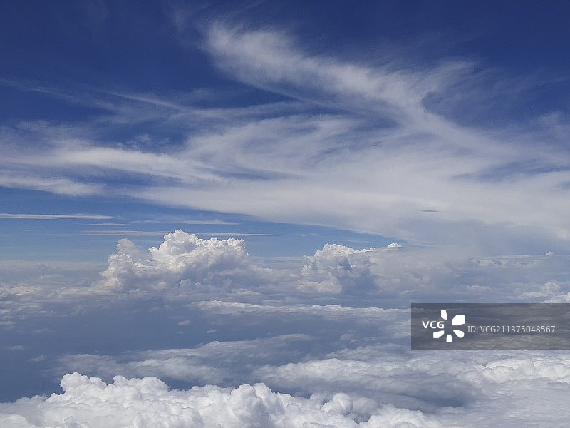 天空中云的低角度视图图片素材