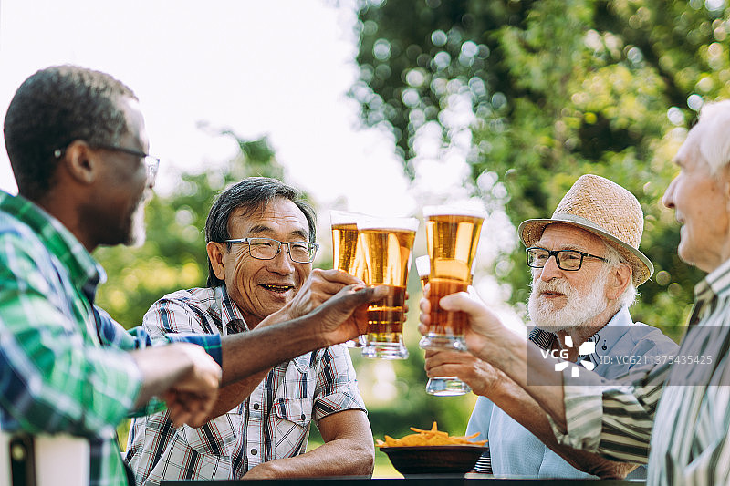 一群年长的朋友在公园喝啤酒图片素材
