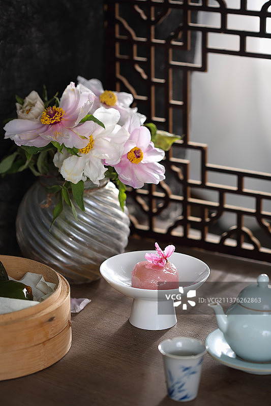 影棚拍摄中式窗棂中式糕点青团粉团鲜花图片素材