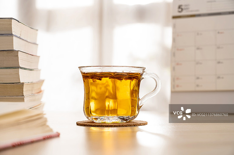 书桌上的保健茶罗汉果茶图片素材