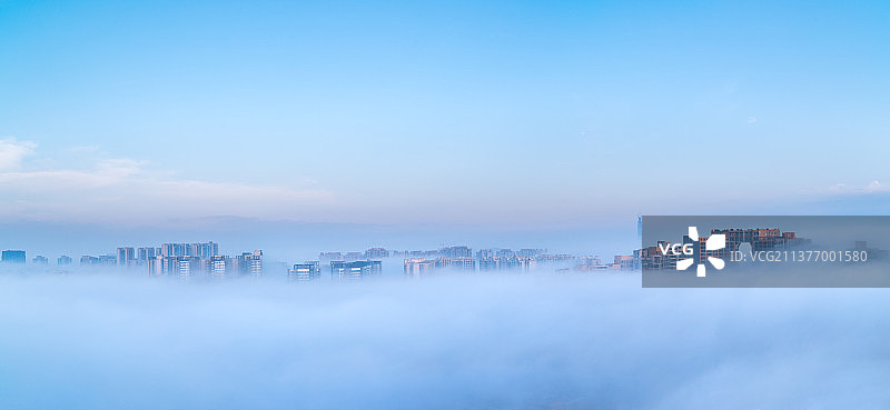 成都龙泉驿绿地蜀峰468和云海平流雾高视角城市风光全景图片素材