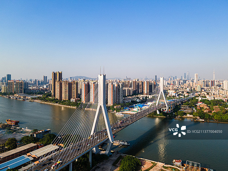 航拍广州鹤洞大桥和城市天际线图片素材