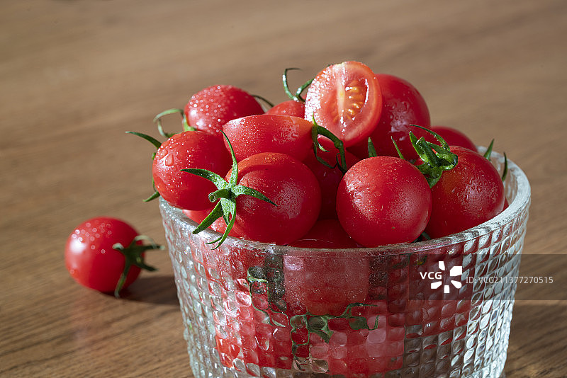 玻璃碗里的小西红柿 小番茄图片素材