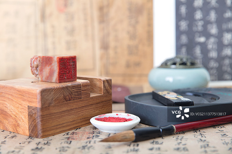 书桌上中国书法篆刻艺术的作品和工具图片素材