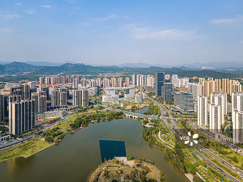 中新广州知识城建筑群和凤凰湖图片素材