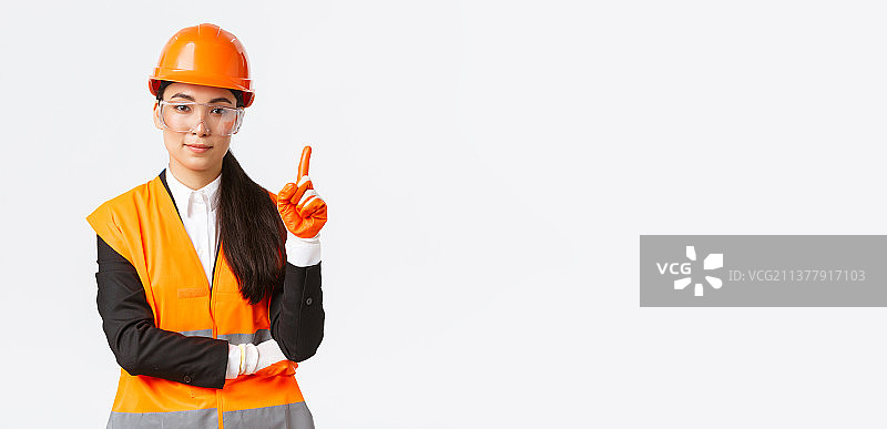 安全第一，严肃，微笑的亚洲女性建筑工程师图片素材