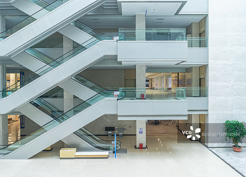 中国城市建筑结构拍摄主题，办公大楼内部的扶梯外立面，室内无人图像摄影图片素材