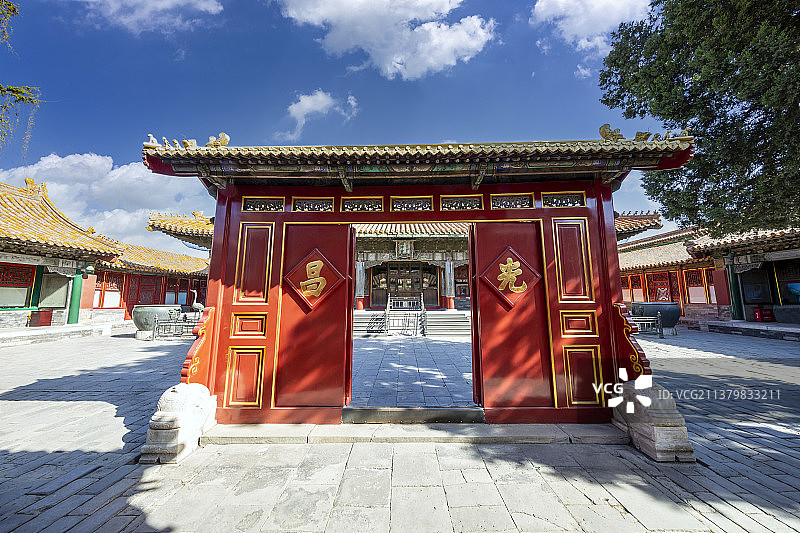 蓝天白云下的北京故宫翊坤门、翊坤宫图片素材