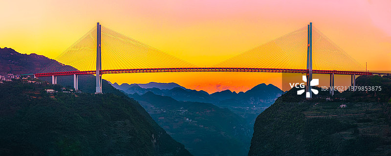 夕阳下的世界第一高桥图片素材