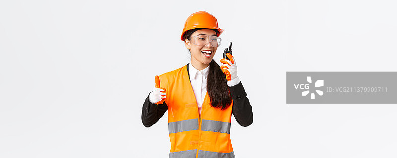 满意快乐微笑的亚洲女性工程师，工业技术人员图片素材