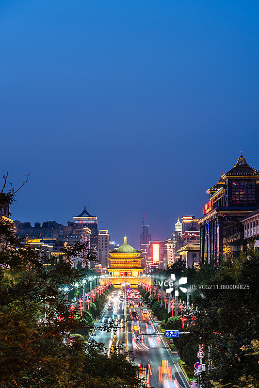 中国陕西西安钟楼夜景图片素材