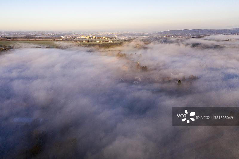 城市视图皮尔纳背后的雾，无人机拍摄日出，撒克逊瑞士国家公园，萨克森，德国，欧洲图片素材