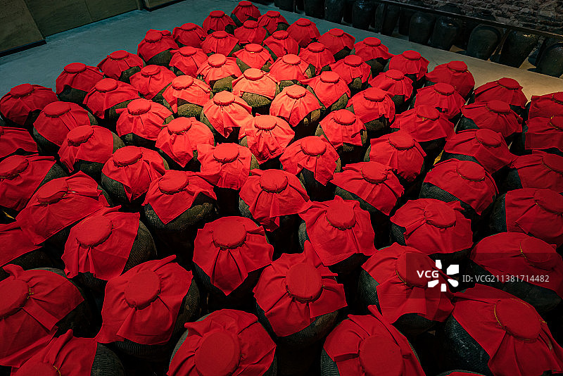 酒窖里存放的一排排用红布扎口的陶瓷酒瓮图片素材