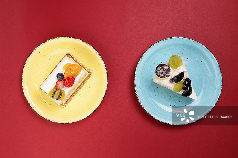 正上方的拍摄甜点在盘子上的桌子图片素材