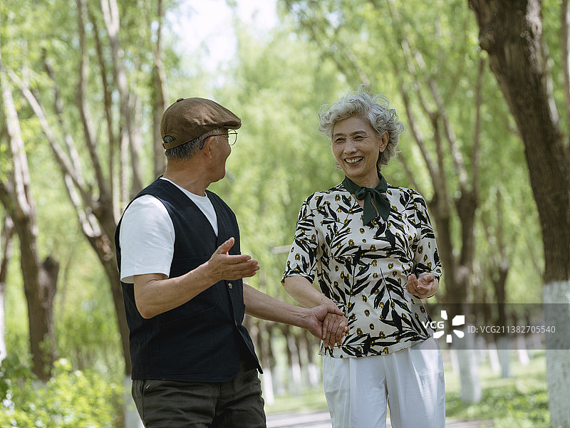 老年夫妻在公园散步图片素材