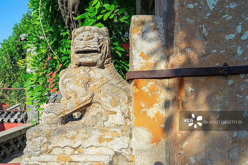 中国传统文化拍摄主题，山东泰安泰山景区，关帝庙门口的石狮子装饰物，户外白昼无人图像摄影图片素材