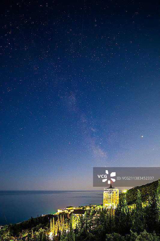 克里木半岛海边山坡上的友谊疗养院与星空银河图片素材