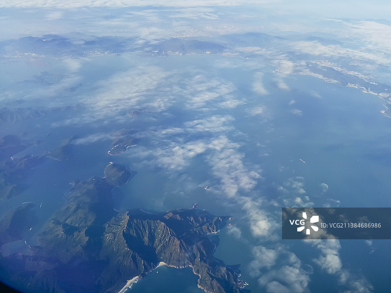 泰国，从飞机上俯瞰岛屿自然山云图片素材