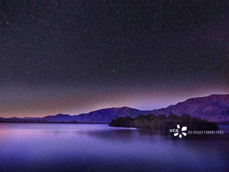 本莫尔最后的光，湖在夜晚对天空的风景，本莫尔湖，坎特伯雷，新西兰图片素材