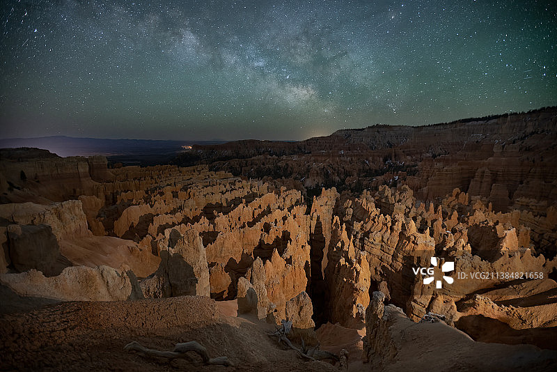 布莱斯峡谷国家公园，犹他州，美国，美国的景观在夜晚的天空图片素材
