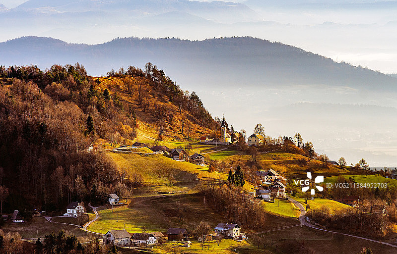 St Katarina - Topol，风景如画的景色和山脉对着天空，Topol pri Medvodah，斯洛文尼亚图片素材