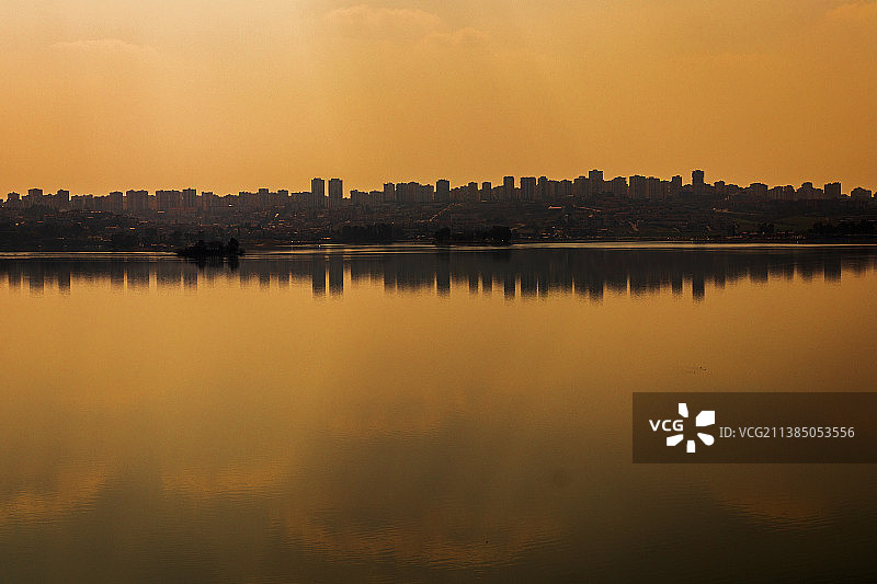 阿达纳剪影，在土耳其，日落时湖对天空的风景图片素材