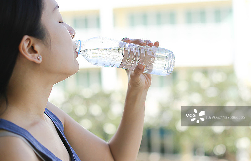 泰国，一名亚洲妇女在锻炼后喝水以保持身体健康图片素材